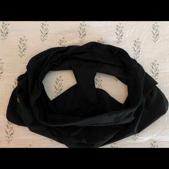 LULULEMON BLACK 2.5” SPEED UP SHORTS SIZE 8 - Picture 3 of 5